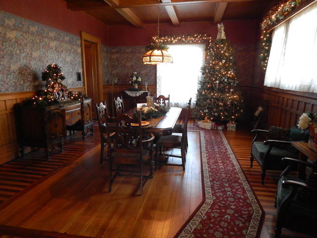 web1_Favorite-1st-floor-Mansion-Room-Xmas-2015.jpg